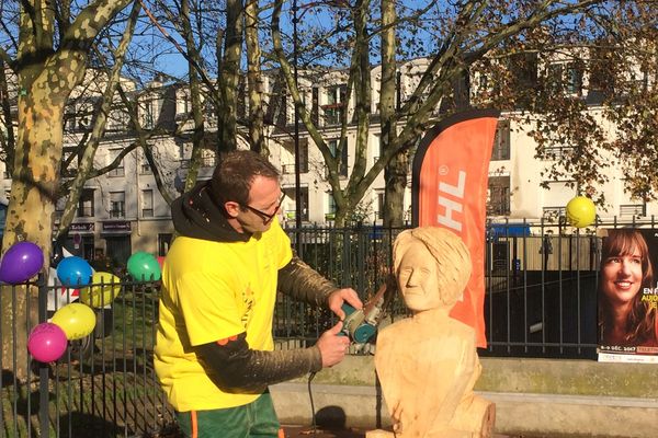 Son défi à lui pour le Téléthon ? Sculpter à la tronçonneuse