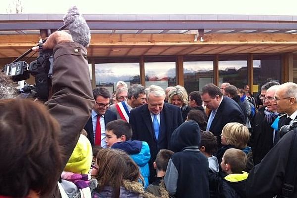 Le Premier ministre Jean-Marc Ayrault et Vincent Peillon, ministre de l'Education, sont en Saône-et-Loire pour défendre la réforme des rythmes scolaires vendredi 15 novembre 2013.