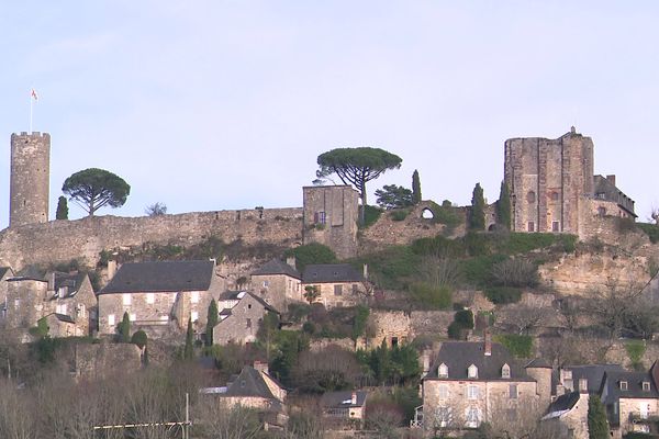 Le château de Turenne, en Corrèze, change de propriétaire - 24/01/23 -