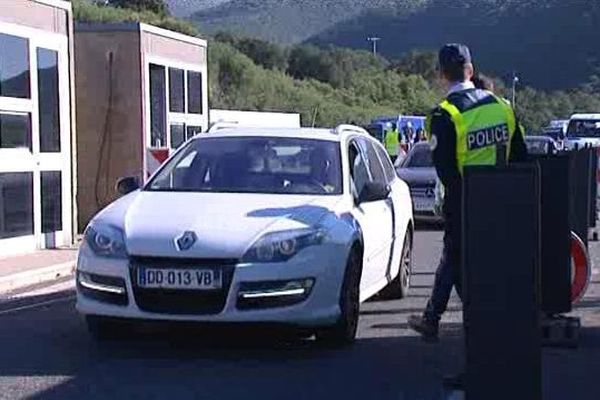 Les contrôles sont renforcés à la frontière franco-espagnole comme ici au Perthus, dans les Pyrénées-Orientales - 17 novembre 2015