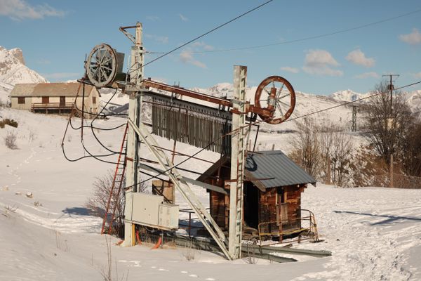 La station de Céüze dans les hautes-Alpes (05), victime aussi du réchauffement climatique, a cessé toute activité depuis 2020.