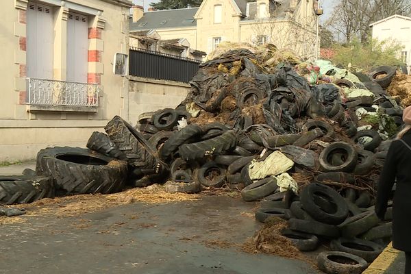 Des pneus et du fumier déversés devant la préfecture de Dordogne, les agriculteurs demandent plus d'indemnisation pour les dégâts de la grêle