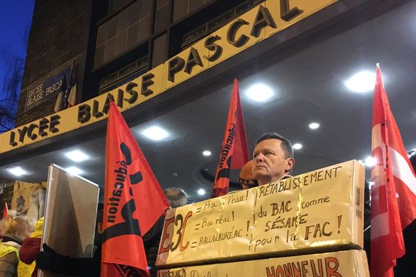 Au lycée Blaise Pascal de Clermont-Ferrand, les épreuves de contrôle continu du baccalauréat ont été annulées en raison d'une manifestation dans l'enceinte de l'établissement. 