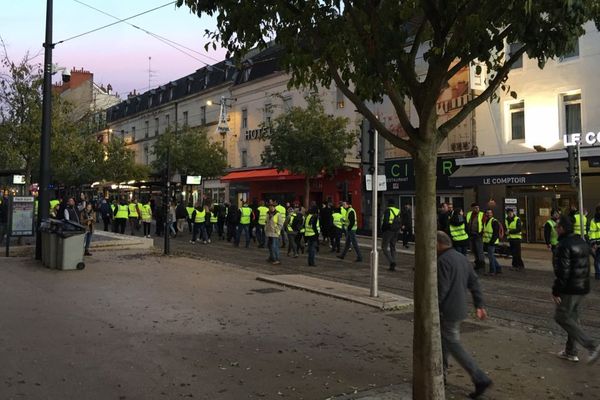 Des "gilets jaunes" se sont installés sur les voies du tramway entre la place Darcy et la gare de Dijon samedi 24 novembre dans l'après-midi.