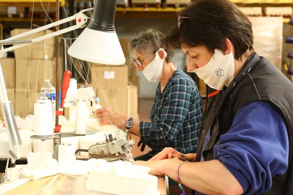 Fabrication de masques en tissu dans l'entreprise Malterre de Moreuil