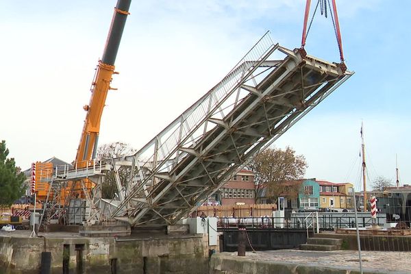 Le tablier du pont du Gabut a été enlevé et déposé à terre.