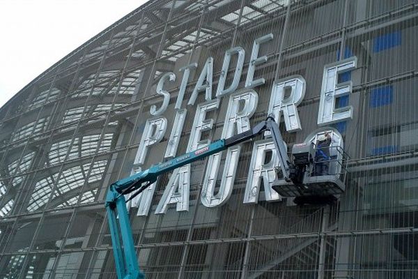 Les lettres du Stade Pierre Mauroy ont installées ce jeudi matin. 