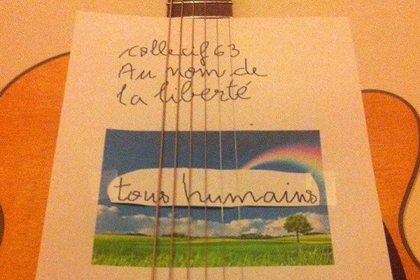 Le titre de la chanson composée par Amine Younès est : "Tous Humains".