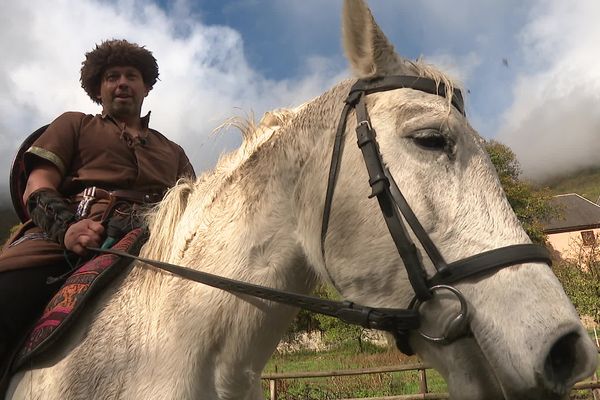 Bernard Priest se transformant en guerrier mongol du XIIIe siècle.