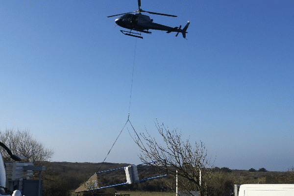 Le nouveau portail de la déchetterie de Groix est arrivé sur l'île par les airs. 