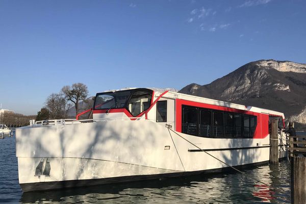 L'Amiral, le nouveau navire de la compagnie des bateaux du lac d'Annecy, a été mis à l'eau ce lundi 20 janvier. 