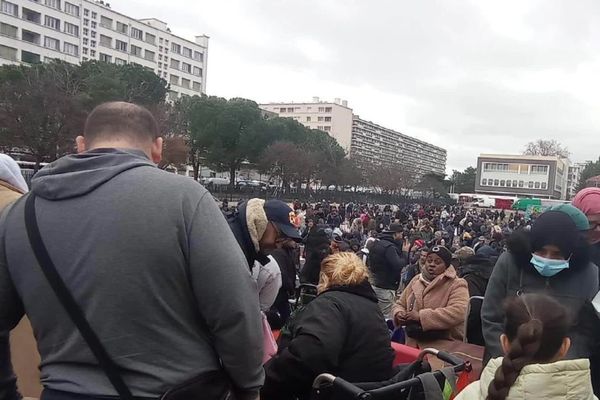 Habitants et commerçants demandent des mesures pour mettre fin au marché sauvage du quartier des États-Unis dans le 8 arrondissement de Lyon.