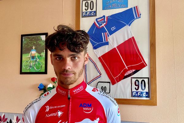 En 2015, Théo Menant devient Champion de France juniors. Son maillot trône aujourd'hui dans le salon familial.