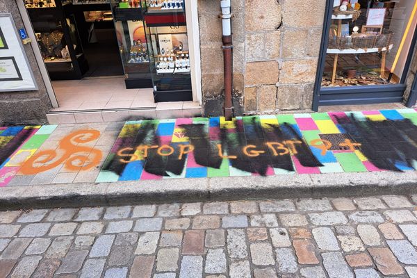 A Lannion, les pavés décorés par les commerçants pour l'été ont été vandalisés et tagés avec des inscriptions homophobes
