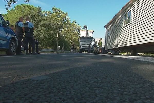 Saint-André (Pyrénées-Orientales) : une famille expulsée par la force de son terrain, leur mobil-home a été déplacé - 13 septembre 2019.