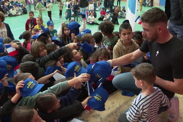 Victor Koretzky, au milieu de ses jeunes fans lodevois.