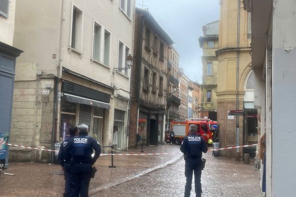 Rue Saint-Rome à Toulouse : le secteur est bouclé après le possible effondrement d'une partie d'un immeuble avec un commerce en rez-de-chaussée.