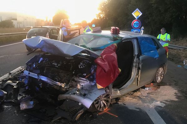 Dans cette voiture percutée par un véhicule à contresens sur la RN12, une femme et un adolescent ont été extraits en urgence relative