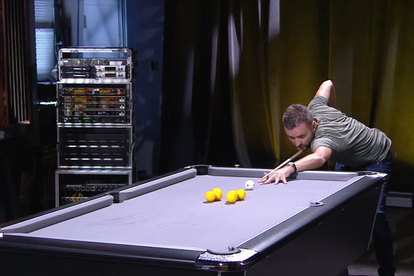 Le champion Christophe Lambert donne une leçon de billard anglais dans les studios de France 3 Lille le 23 juin 2023.