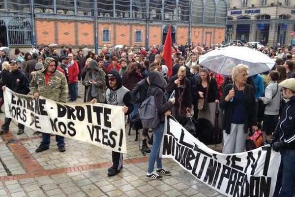 Le rassemblement a eu lieu place de la Motte, puis les participants ont ensuite défilé dans les rues du centre-ville.