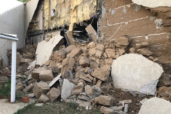 L'arrière de l'immeuble s'est effondré dans la cour des voisins avenue Gabriel Péri à Saint-Fons 