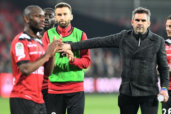 Jocelyn Gourvennec et ses joueurs pendant le match contre Nîmes