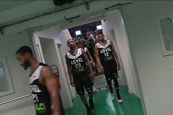 Les joueurs dépités de l'ASVEL rentrent au vestiaire après leur défaite contre Limoges