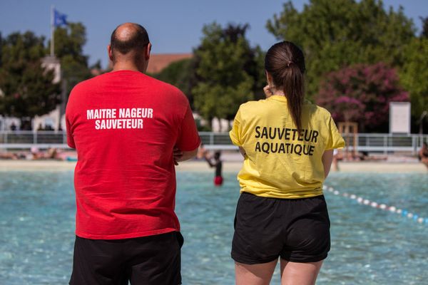 Un maître-nageur sauveteur et une sauveteur aquatique, image d'illustration.