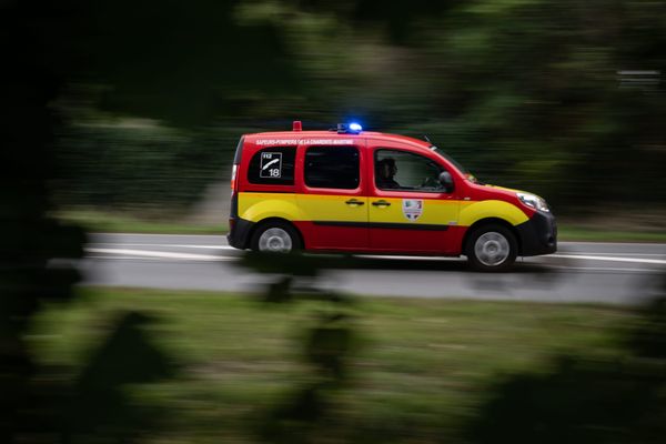 Dans les Vosges, près de La Bresse, un conducteur de 20 ans a fait une sortie de route. Il est grièvement blessé.