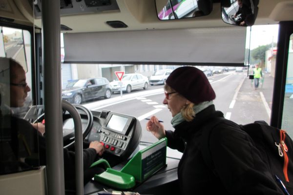 Un agent de la Semitan contrôle la ponctualité du Chronobus