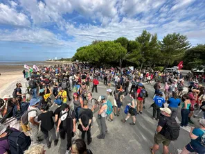 Les manifestants anti-bassines arrivent sur le bord de mer à La Rochelle lors du défilé, samedi 20 juillet 2024.