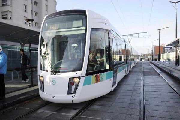 Le Tramway T3, qui relie la porte de Vincennes à la Porte de La Chapelle, dessert tout l'Est de Paris.