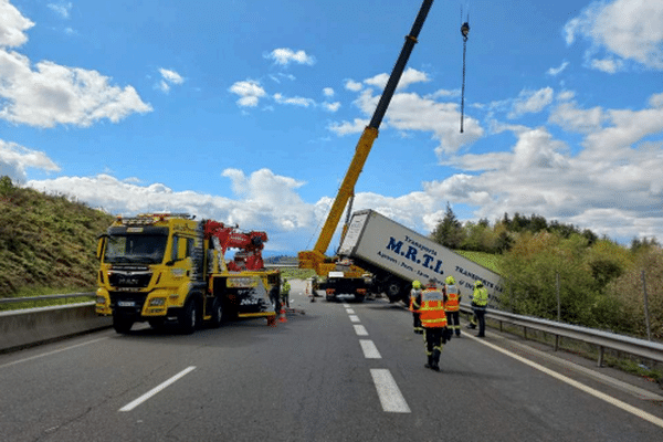 Les opérations de relevage d'un poids lourd renversé sur l'Autoroute A89 nécessitent la fermeture d'une partie de cette dernière entre la sortie 34 et la sortie 35 en direction de Clermont-Ferrand suite à un accident.