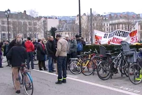 Devant la préfecture de l'Isère