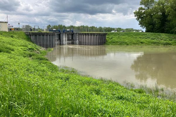 Le barrage du polder en début d'après-midi du 11 mai 2023.