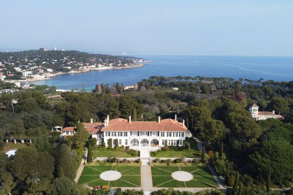 Le luxueux château de la Garoupe, situé sur la Côte d'Azur et confisqué à l'homme d'affaires russe Boris Berezovski, décédé en 2013, a été vendu au profit de l'Etat français.