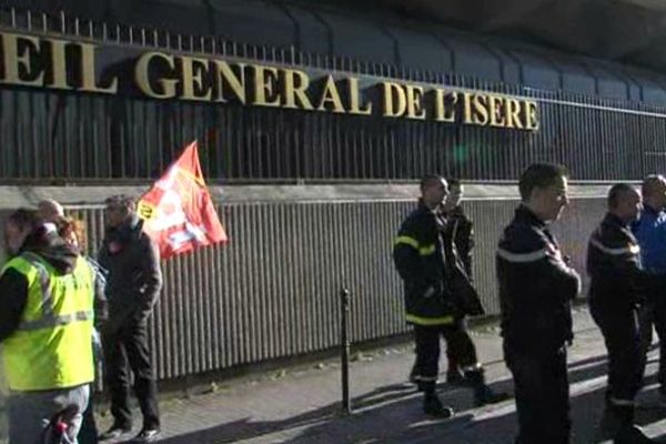 Des pompiers lors d'une manif devant le Conseil général de l'Isère