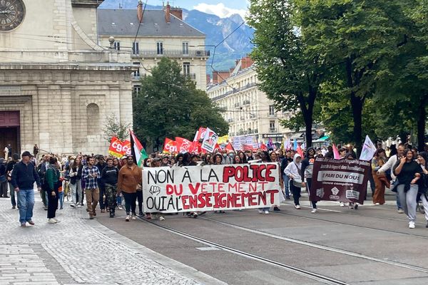 Plusieurs manifestations contre les violences policières et le racisme étaient organisées dans les grandes villes de France, comme ici à Grenoble, ce samedi 23 septembre.