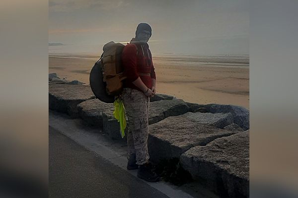 Antonin est parti du Havre le 1er janvier. IL va faire le tour fe France à pied. Au moins 8000 kilomètres.