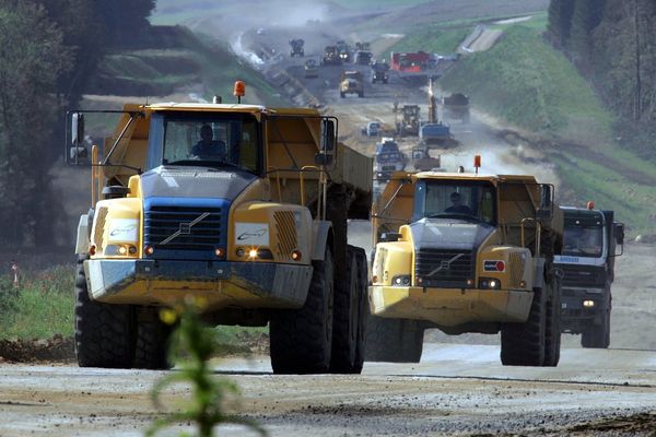 Des engins de 40 T comme ceux-là empruntent régulièrement un chemin communal de Blanzac, en Charente