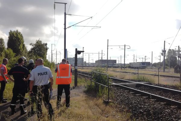 La police, les pompiers, et des équipes spéciales de la SNCF étaient sur place, mercredi matin à 10 heures.