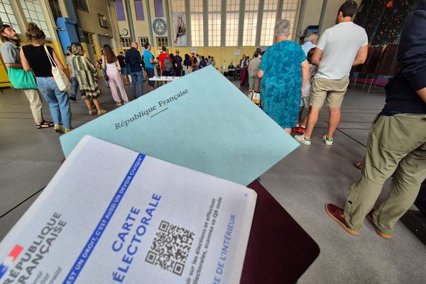 La file d'attente était importante ce dimanche matin dans les bureaux de vote, comme ici au gymnase Berthe-de-Boissieux à Grenoble.