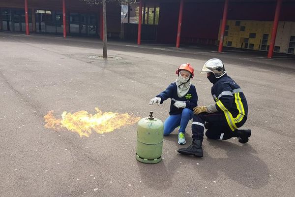 Des jeunes collégiens volontaires se forment pour devenir des cadets de la sécurité civile en Haute-Saône. 