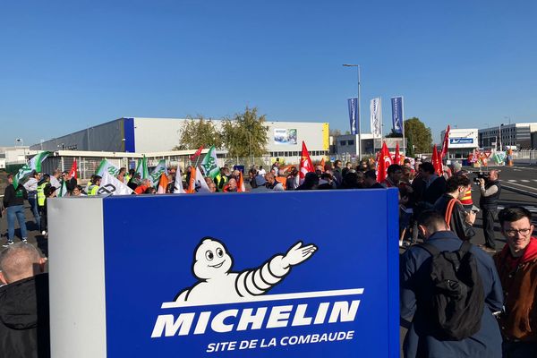 Les employés de Michelin à Clermont-Ferrand  ont organisé un rassemblement devant l’usine de la Combaude.