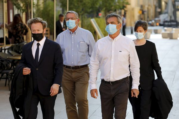 Aix en Provence, le 7 juin 2021. Pascal Fauret et Bruno Odos et leurs avocats se présentent devant la Cour d'assises spéciale d'appel dans le cadre de l'affaire "Air Cocaïne". Un mois plus tard, les deux pilotes sont blanchis.
