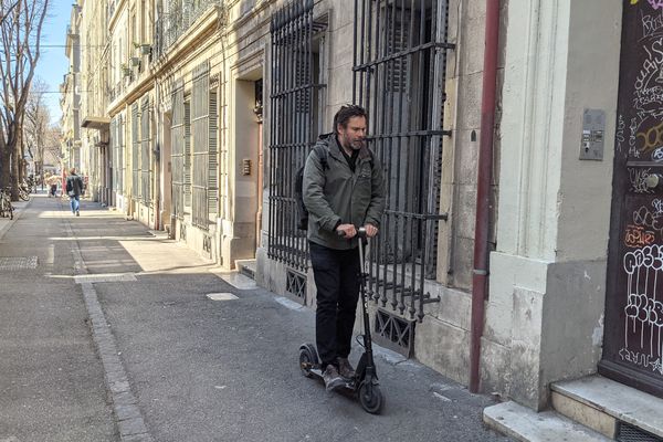 Jean-Sébastien Nizou, infirmier libéral, fait sa tournée à trottinette à Marseille.