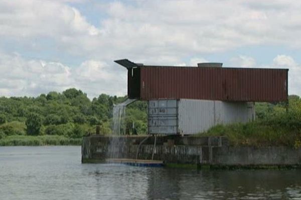 Des containers usagés transformés le temps d'une exposition en plein air entre Caen et la mer