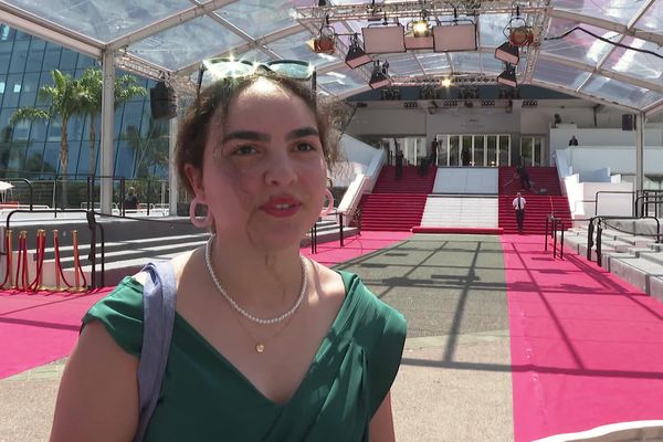 Meïssa Khelladi devant le tapis rouge du Festival de Cannes.