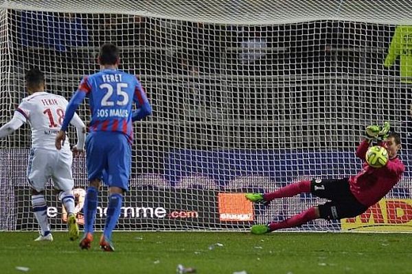 Rémy Vercoutre arrête un penalty, tiré par Nabil Fekir à la 76 ème minute