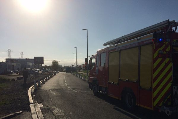 Un tronçon de la rue du 18 juin a été coupé à la circulation et les commerces évacués une partie de l'après-midi.